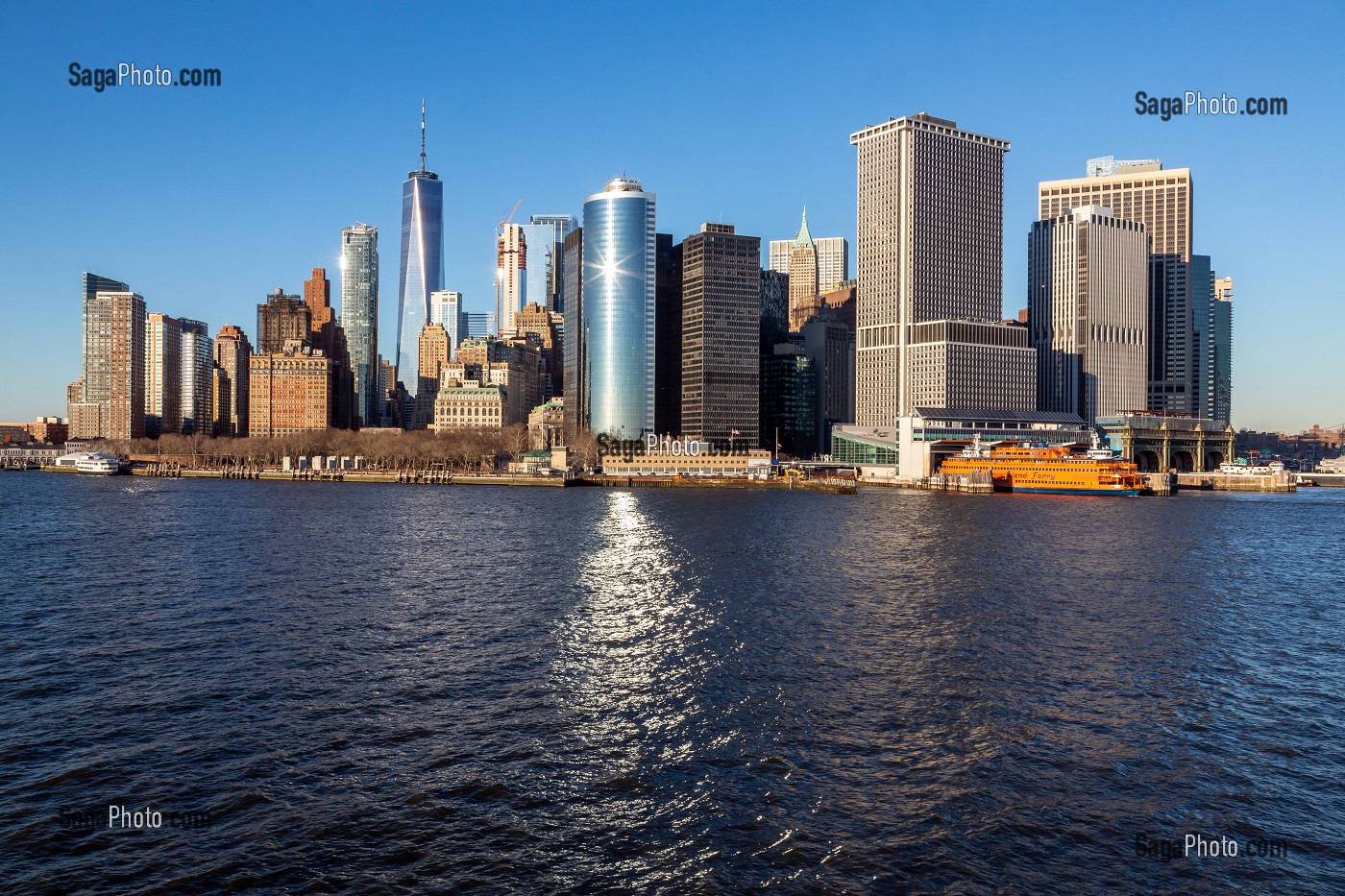 GRATTE-CIELS DU DOWNTOWN AVEC LA TOUR DU ONE WORLD TRADE CENTER, QUARTIER DES AFFAIRES DE MANHATTAN, VUE DEPUIS LE FERRY SUR L'HUDSON RIVER, NEW-YORK, ETATS-UNIS, USA 