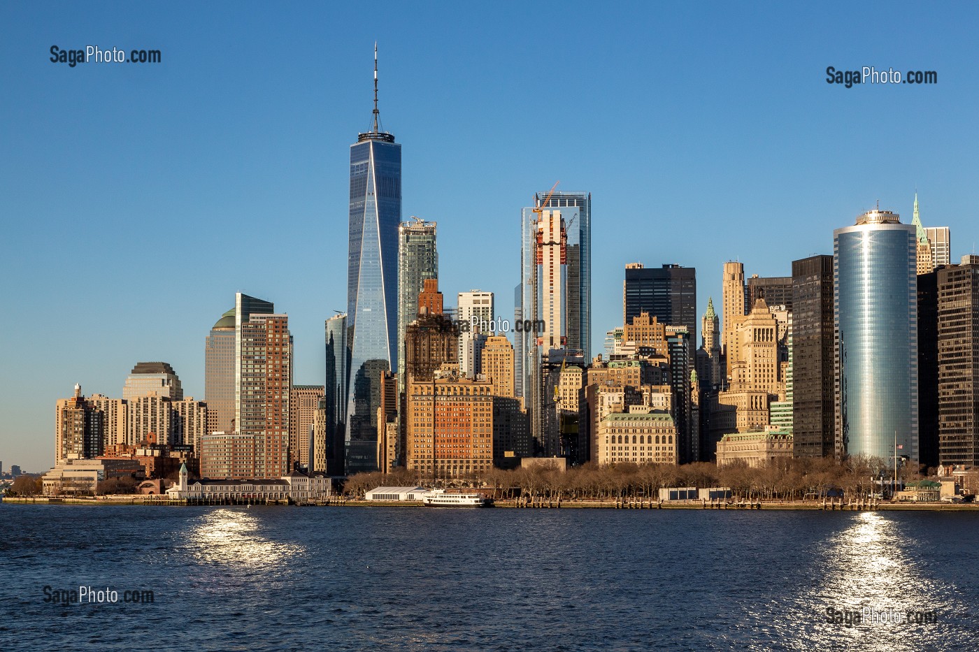 GRATTE-CIELS DU DOWNTOWN AVEC LA TOUR DU ONE WORLD TRADE CENTER, QUARTIER DES AFFAIRES DE MANHATTAN, VUE DEPUIS LE FERRY SUR L'HUDSON RIVER, NEW-YORK, ETATS-UNIS, USA 