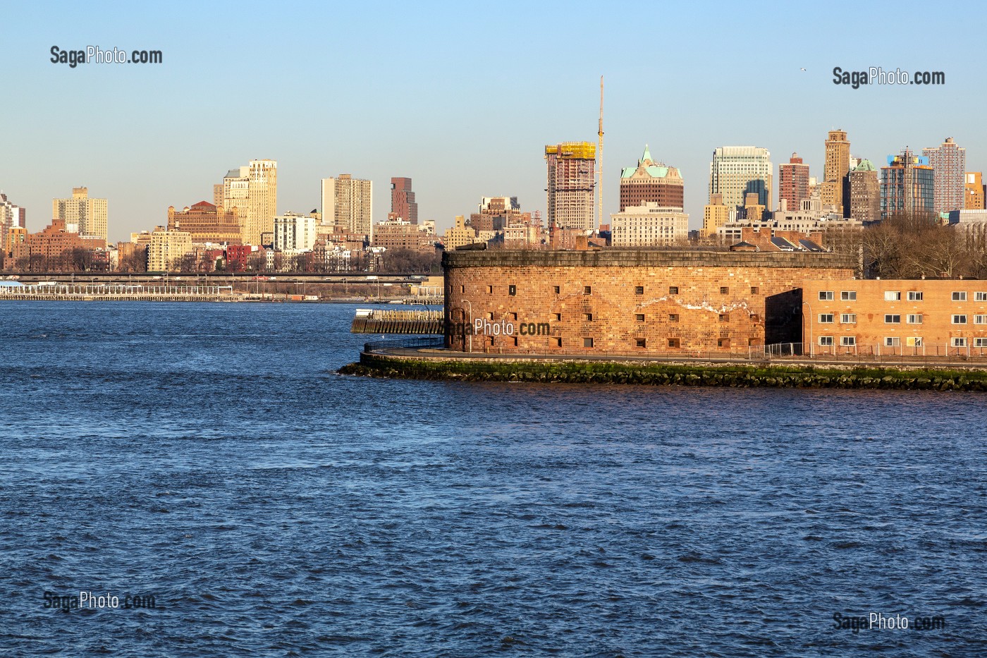 CHATEAU CASTLE WILLIAMS AVEC BROOKLYN DERRIERE, VUE DEPUIS LE FERRY SUR L'HUDSON RIVER, NEW-YORK, ETATS-UNIS, USA 