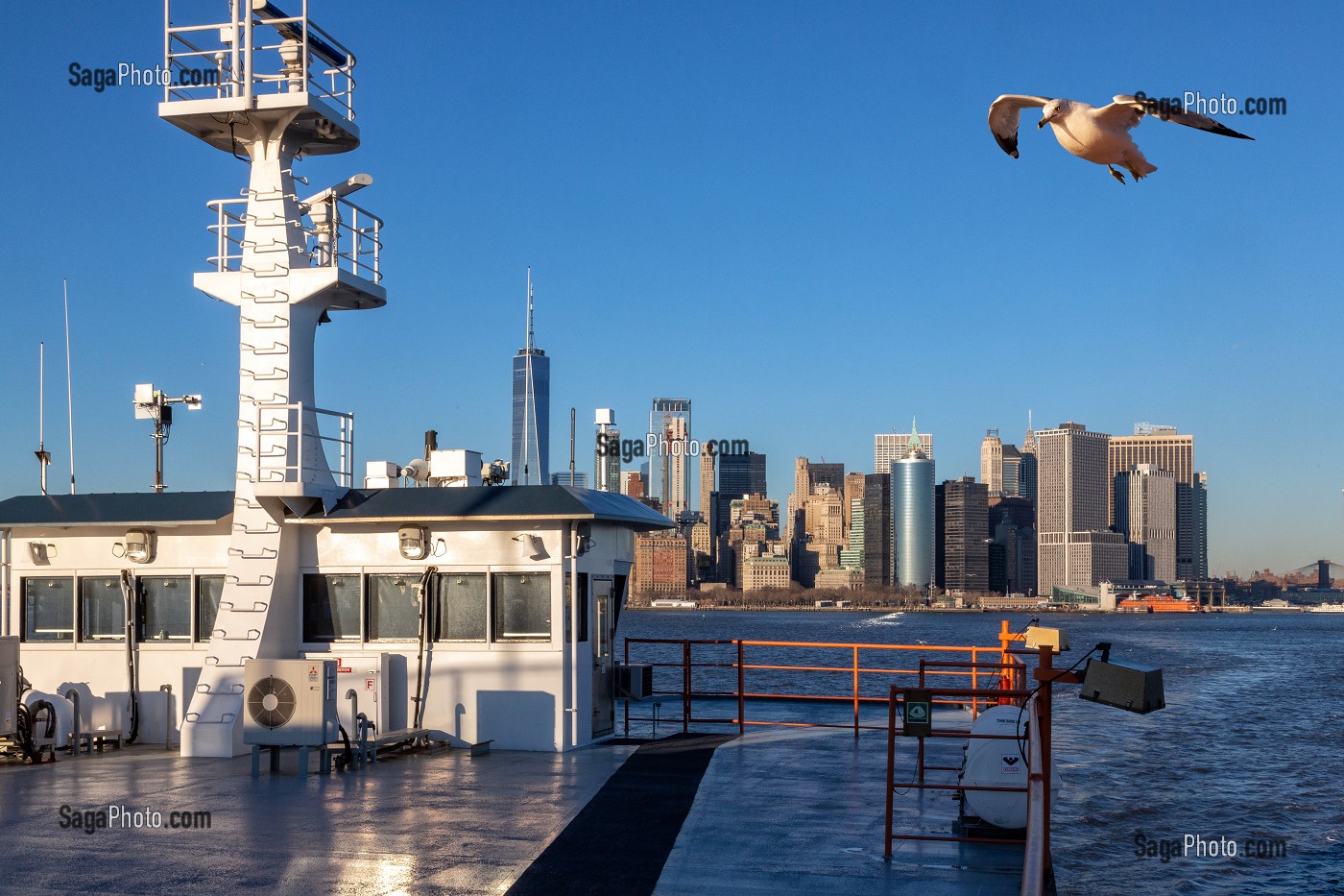 GRATTE-CIELS DU DOWNTOWN, QUARTIER DES AFFAIRES DE MANHATTAN, VUE DEPUIS LE FERRY SUR L'HUDSON RIVER, NEW-YORK, ETATS-UNIS, USA 