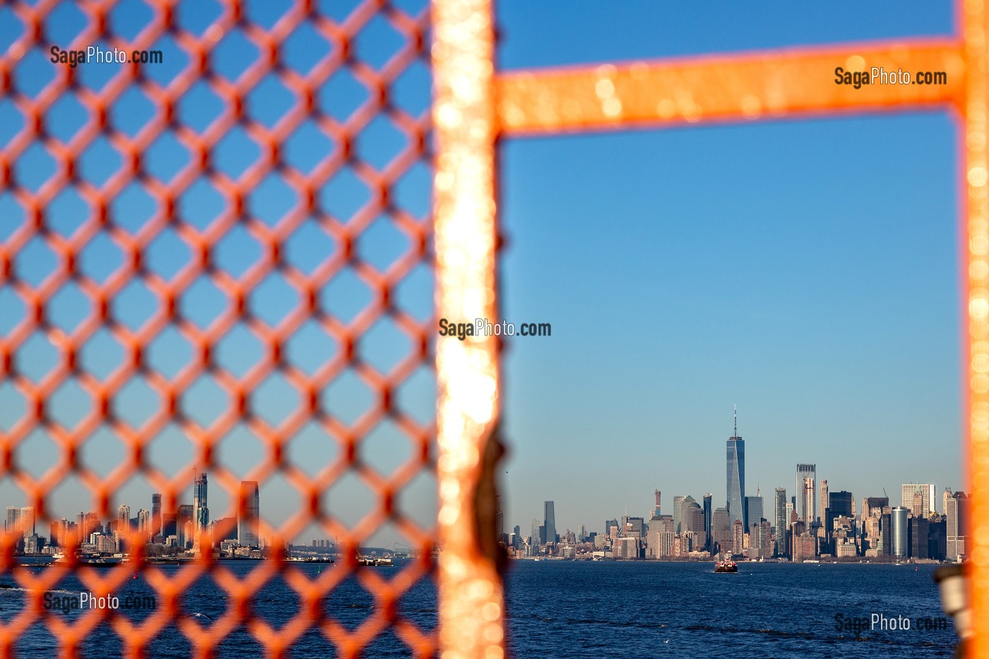 GRATTE-CIELS DU DOWNTOWN AVEC LA TOUR DU ONE WORLD TRADE CENTER, QUARTIER DES AFFAIRES DE MANHATTAN, VUE DEPUIS LE FERRY SUR L'HUDSON RIVER, NEW-YORK, ETATS-UNIS, USA 