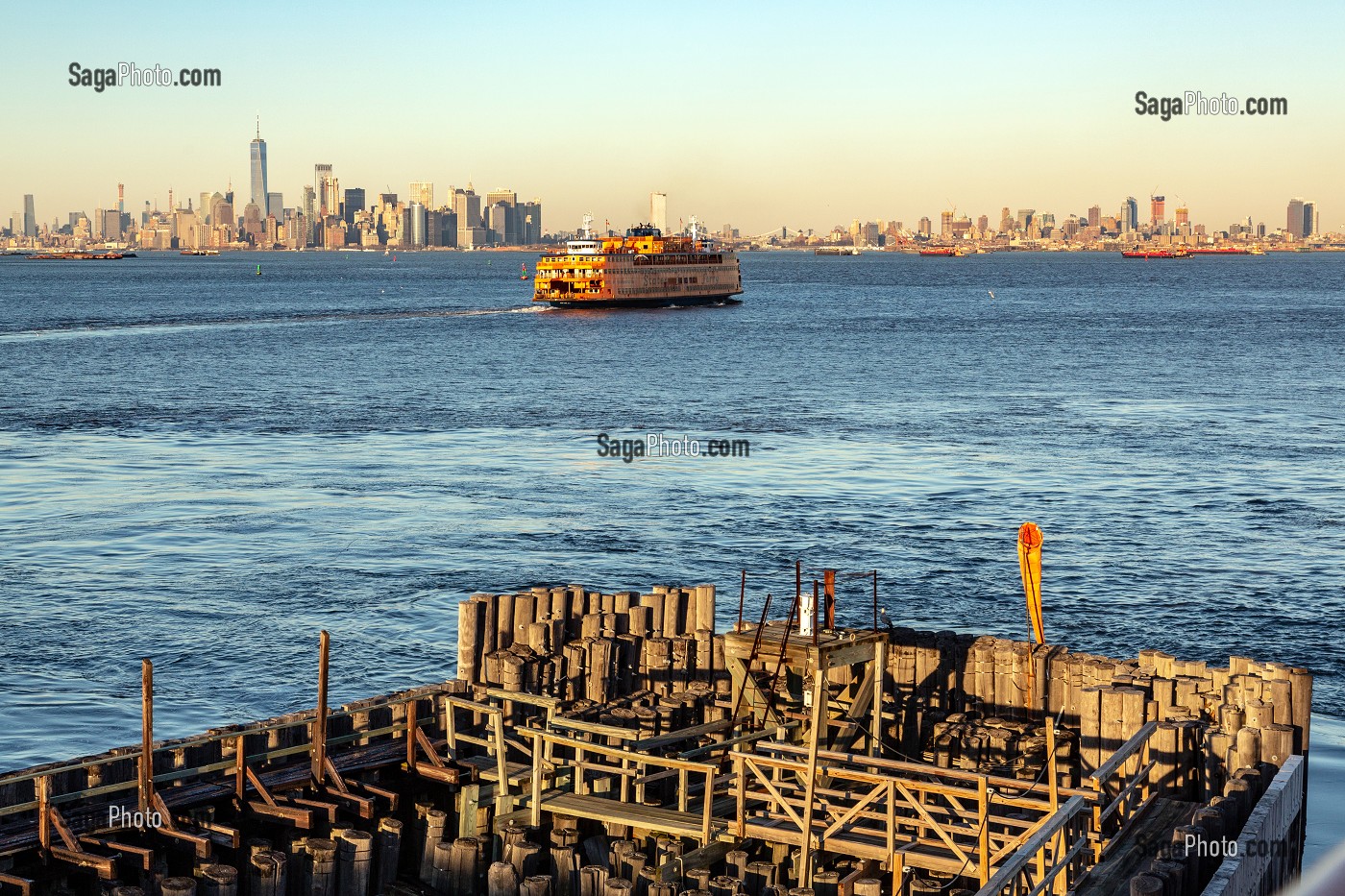 GRATTE-CIELS DU DOWNTOWN AVEC LA TOUR DU ONE WORLD TRADE CENTER, QUARTIER DES AFFAIRES DE MANHATTAN, VUE DEPUIS STATEN ISLAND SUR L'HUDSON RIVER, NEW-YORK, ETATS-UNIS, USA 