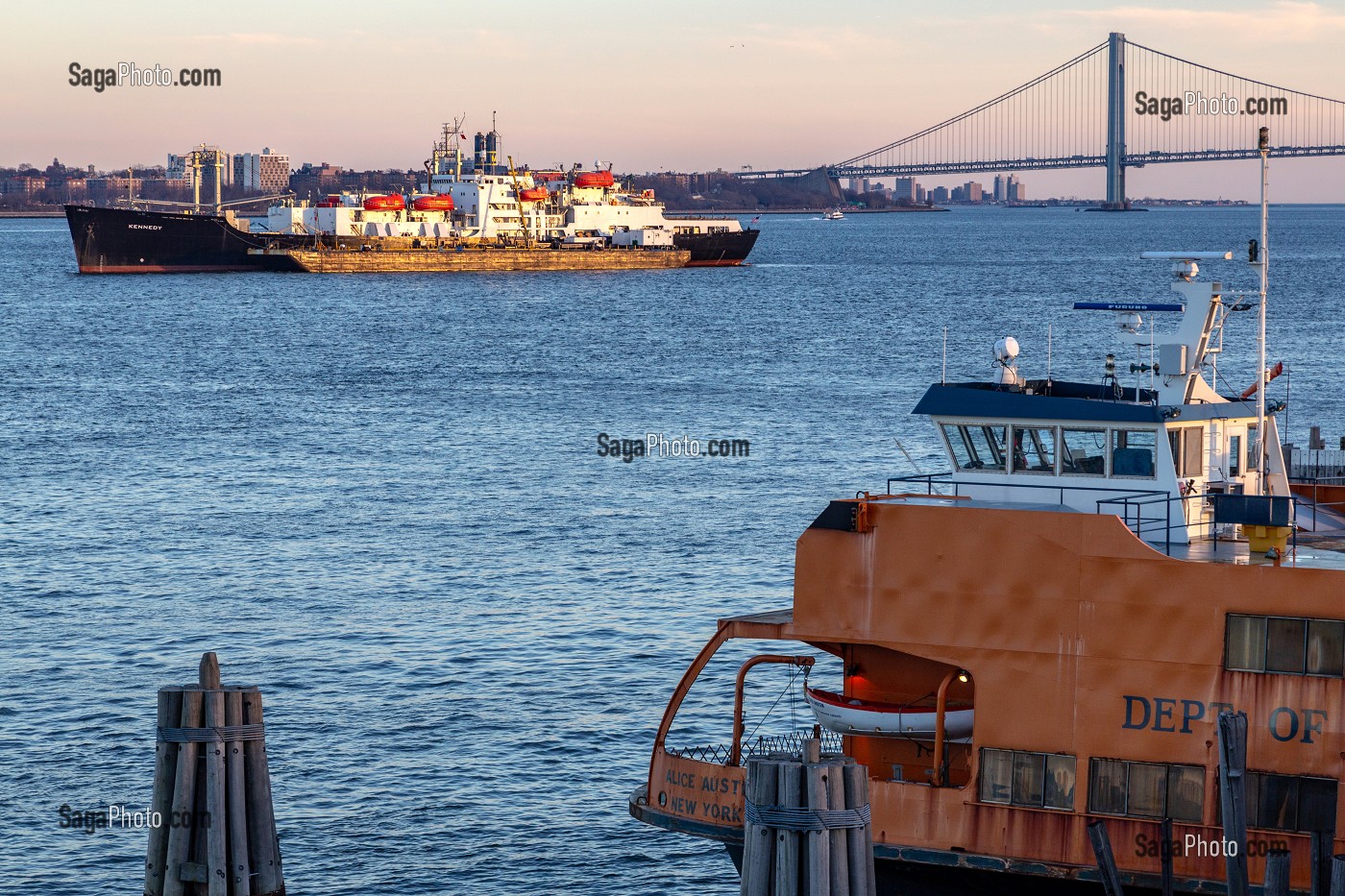 BATEAU KENNEDY, PONT VERRAZZANO NARROWS BRIDGE VUE DEPUIS STATEN ISLAND SUR L'HUDSON RIVER, NEW-YORK, ETATS-UNIS, USA 