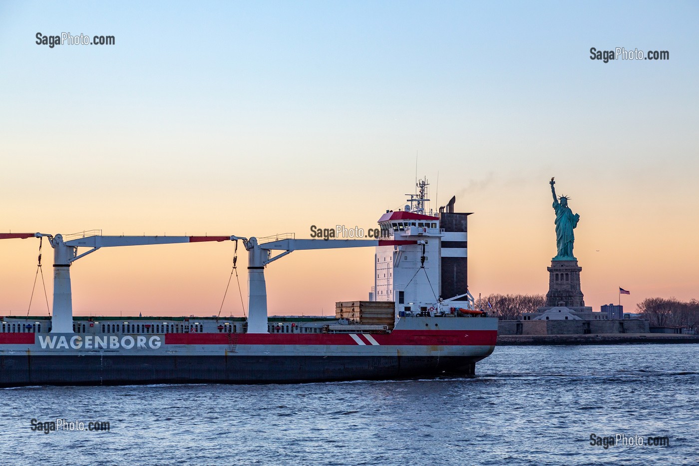 BATEAU DEVANT LA STATUE DE LA LIBERTE AU COUCHER DU SOLEIL, NEW-YORK, ETATS-UNIS, USA 