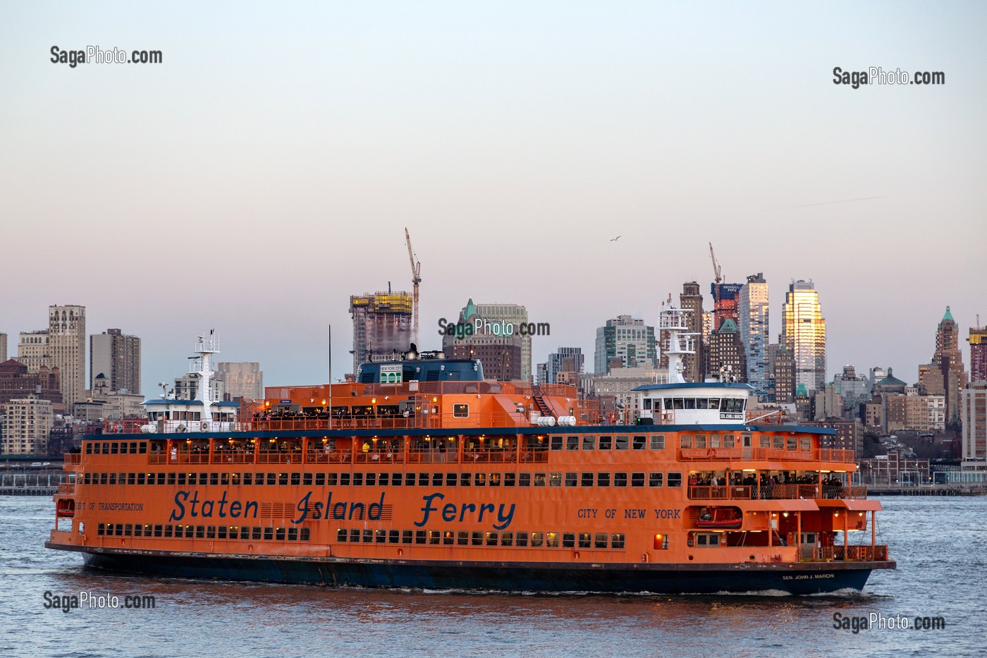 STATEN ISLAND FERRY SUR L'HUDSON RIVER DEVANT BROOKLYN, NEW-YORK, ETATS-UNIS, USA 