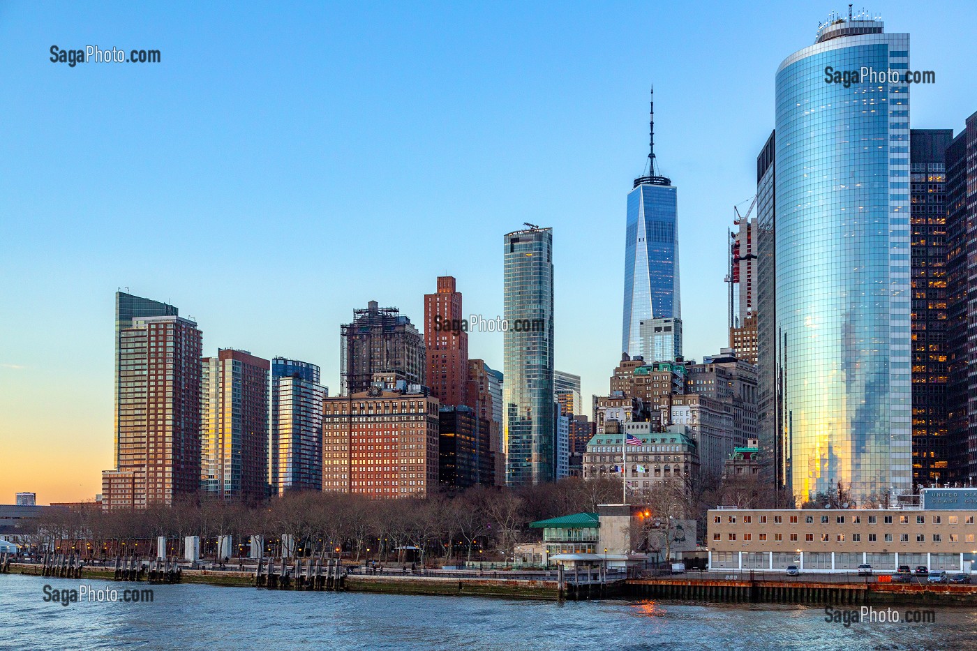 GRATTE-CIELS DU DOWNTOWN AVEC LA TOUR DU ONE WORLD TRADE CENTER, QUARTIER DES AFFAIRES DE MANHATTAN, VUE DEPUIS LE FERRY SUR L'HUDSON RIVER, NEW-YORK, ETATS-UNIS, USA 