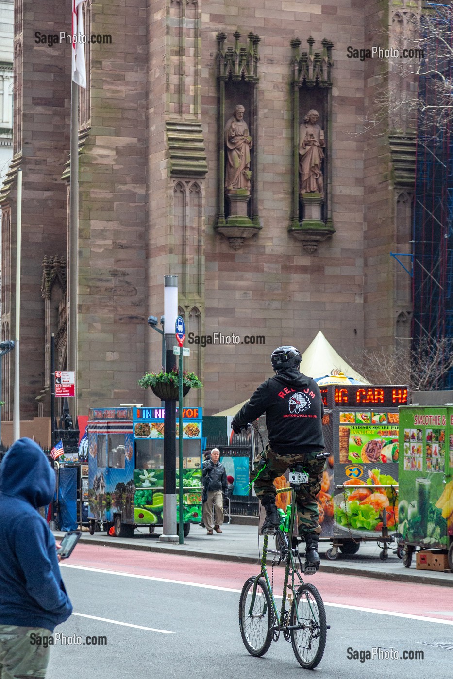 VELO ET FOOD TRUCK DEVANT L'EGLISE TRINITY CHURCH, DOWNTOWN MANHATTAN, NEW-YORK, ETATS-UNIS, USA 