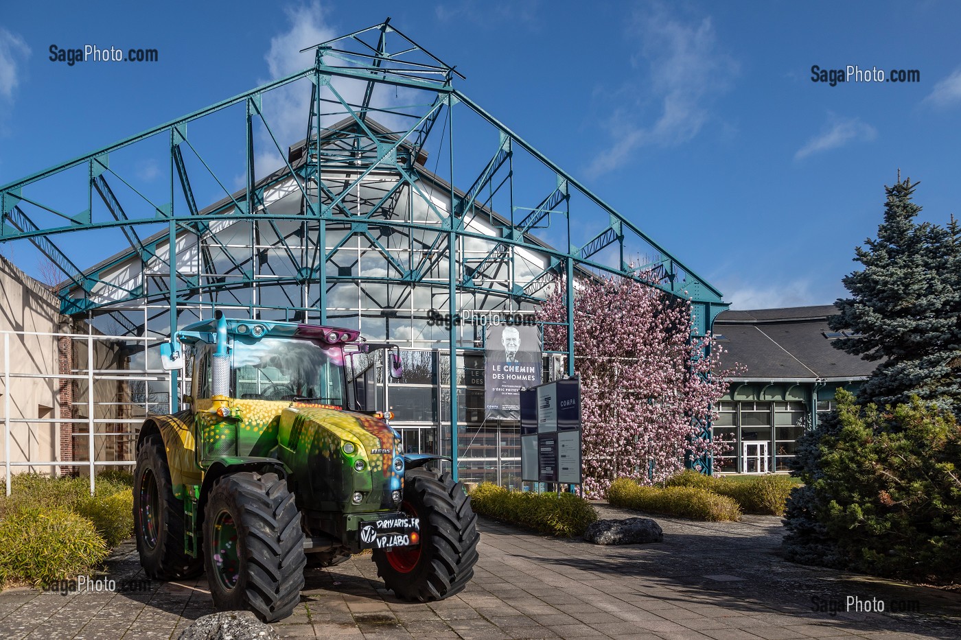 TRACTEUR DEVANT L'ENTREE DU MUSEE DE L'AGRICULTURE, LE COMPA, CHARTRES, FRANCE 