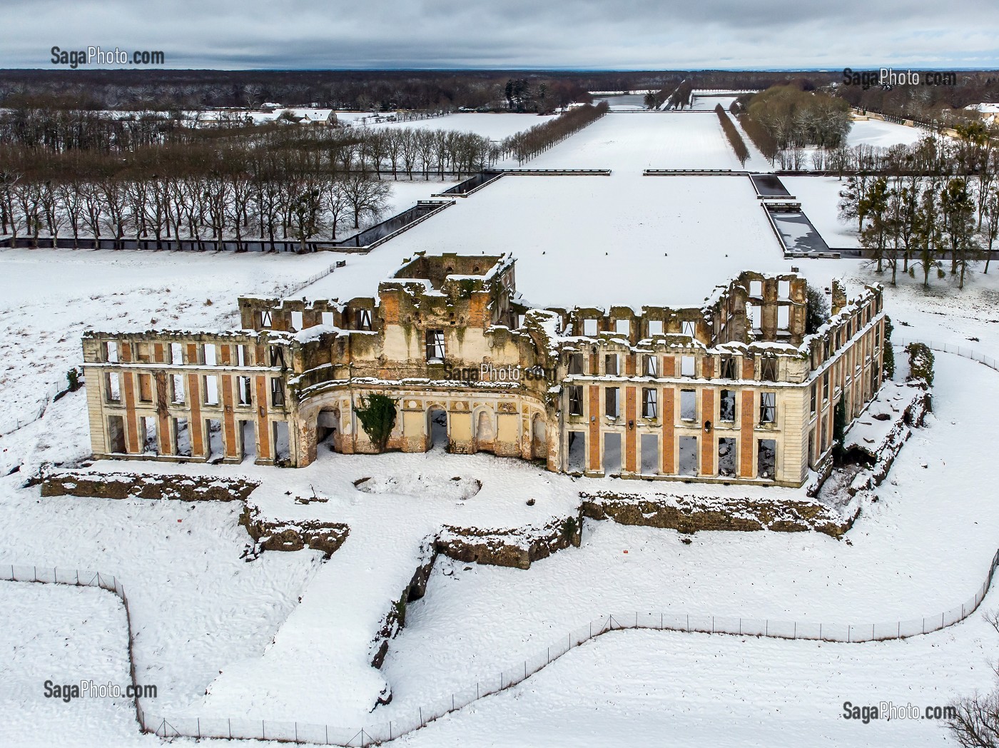 LE PARC ET LE CHATEAU DES SAINT-SIMON DE LA FERTE-VIDAME SOUS LA NEIGE, EURE-ET-LOIR (28), FRANCE 