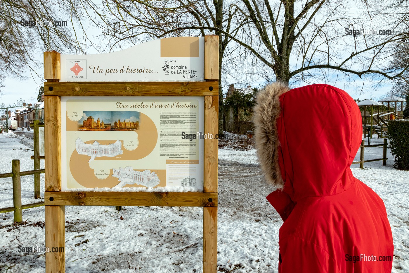 LE PARC ET LE PETIT CHATEAU, CHATEAU DES SAINT-SIMON DE LA FERTE-VIDAME SOUS LA NEIGE, EURE-ET-LOIR (28), FRANCE 