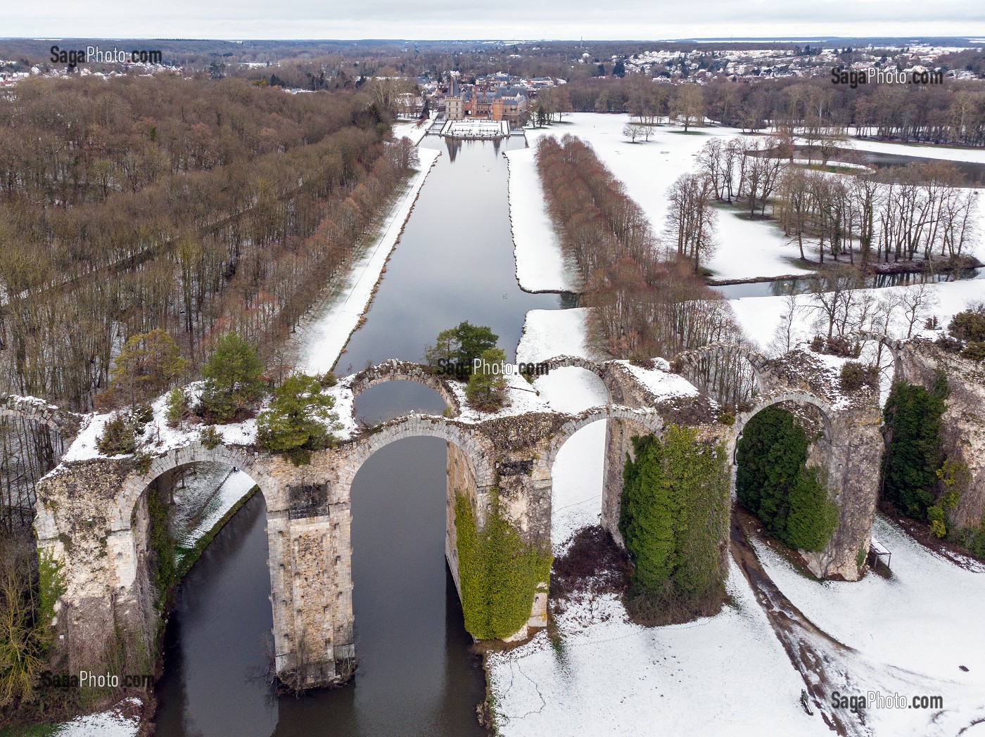 PARC ET JARDIN DU CHATEAU DE MAINTENON SOUS LA NEIGE, EURE-ET-LOIR (28), FRANCE 