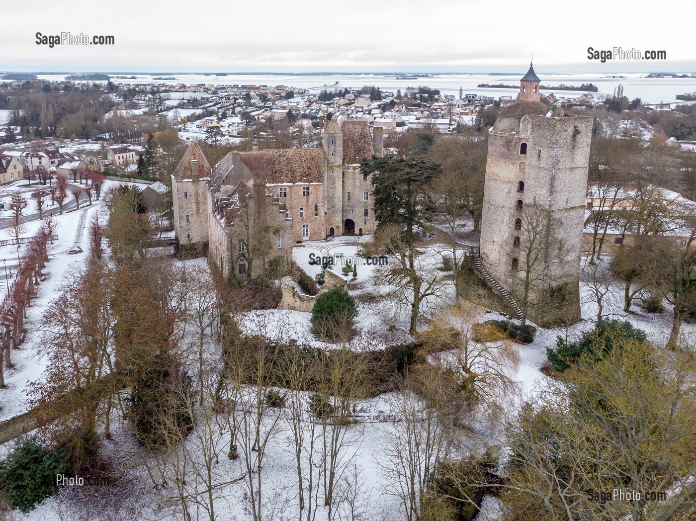 VILLAGE, CHATEAU ET DONJON, AUNEAU SOUS LA NEIGE, EURE-ET-LOIR (28), FRANCE 