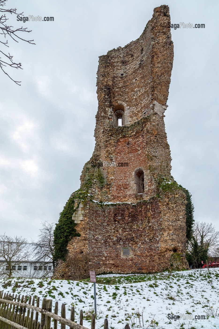 TOUR EN RUINE, EPAULE DE GALLARDON SOUS LA NEIGE, EURE-ET-LOIR (28), FRANCE 