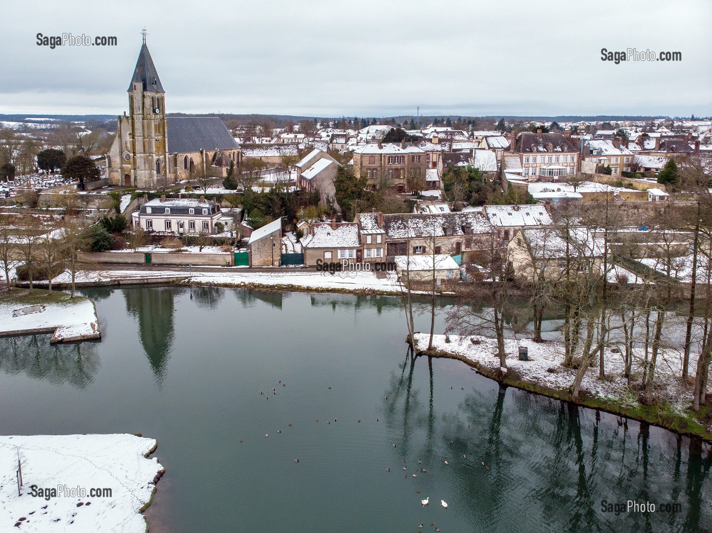 EGLISE ET VILLAGE DE BREZOLLES SOUS LA NEIGE, EURE-ET-LOIR (28), FRANCE 