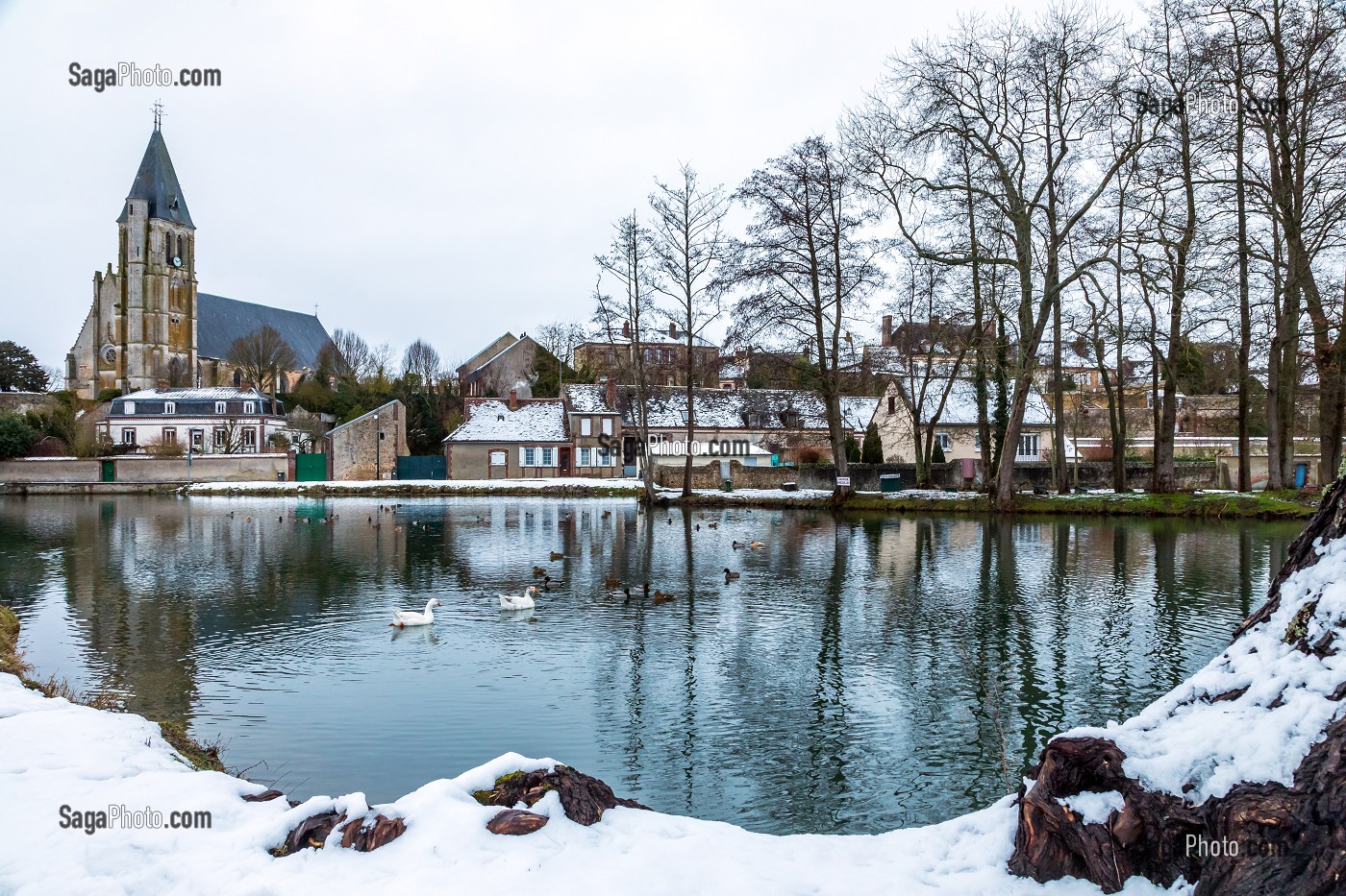 EGLISE ET ETANG DE BREZOLLES SOUS LA NEIGE, EURE-ET-LOIR (28), FRANCE 