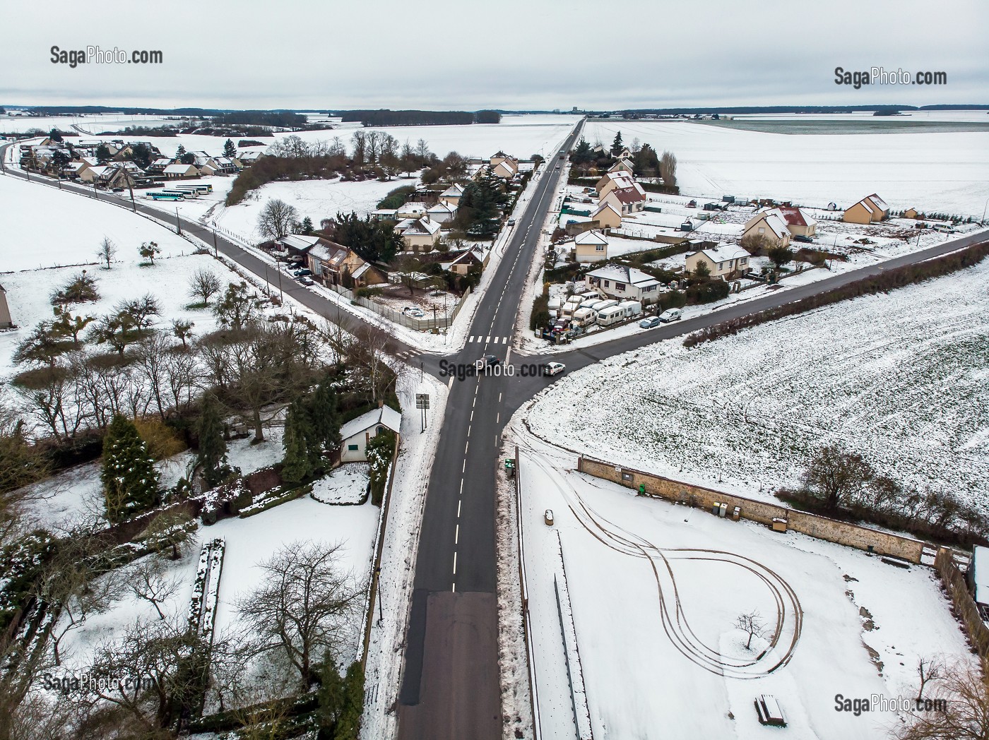 ROUTE ET VILLAGE DE BREZOLLES SOUS LA NEIGE, EURE-ET-LOIR (28), FRANCE 
