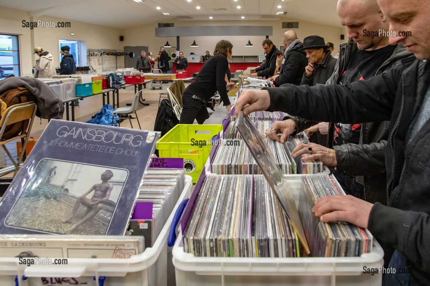 CLIENTS DEVANT LES BACS DE DISQUE 33 TOURS, SALON DU VINYLE 'LES GALETTES NOIRES', L'AIGLE (61), FRANCE 