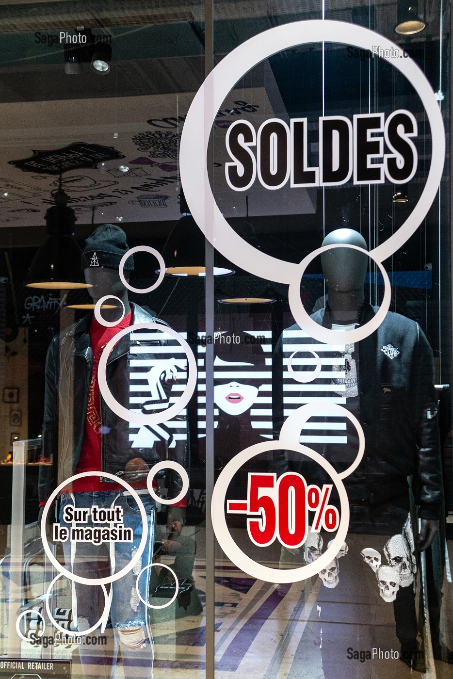 SOLDES DANS LES BOUTIQUES DE LA GALERIE MARCHANDE DE LA CITE DE L'INDUSTRIE, PARIS 19EME, FRANCE 