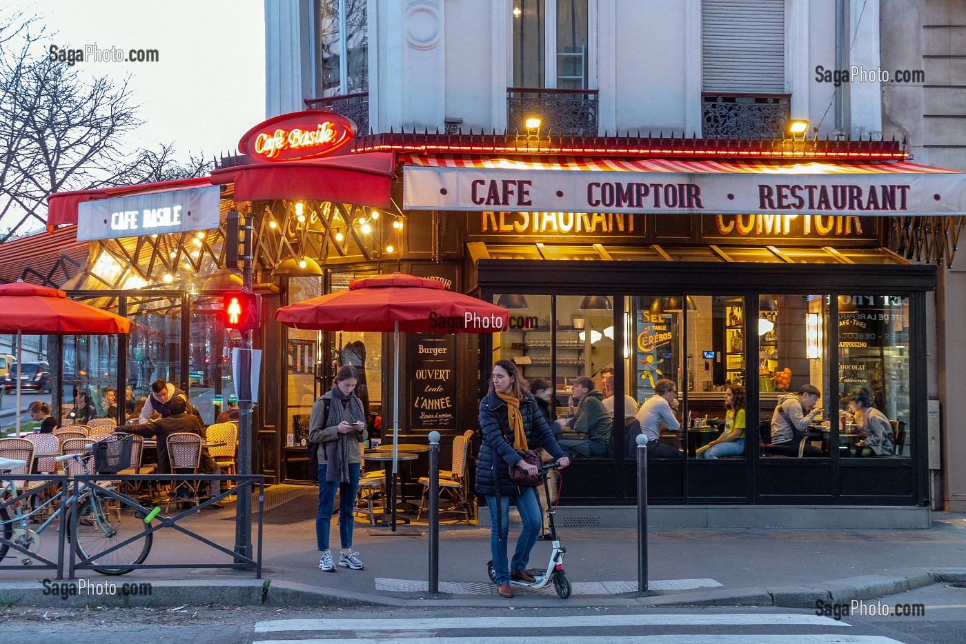 CAFE COMPTOIR RESTAURANT CHEZ BASILE A LA TOMBE DE LA NUIT, BOULEVARD PASTEUR, PARIS 1EME, FRANCE 
