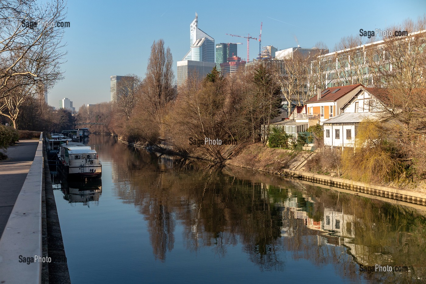 PETITE MAISON EN BORDS DE SEINE ENTRE COURBEVOIE PUTEAUX, LA DEFENSE-PARIS, NEUILLY-SUR-SEINE, FRANCE 