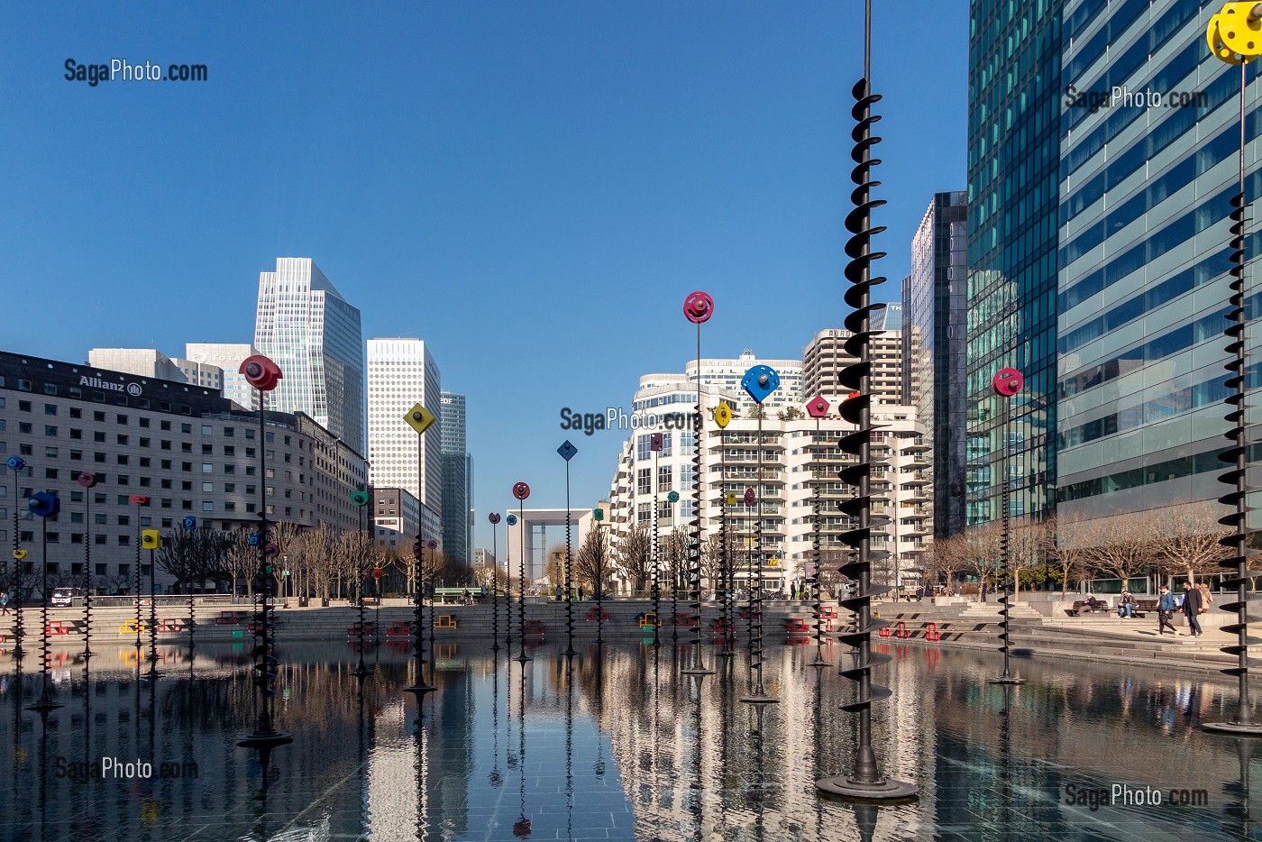 BASSIN TAKIS, OEUVRE D'ART MOUVANTE DEVANT LES TOURS ET LA GRANDE ARCHE, PARIS-LA DEFENSE, PARIS-LA DEFENSE, FRANCE 