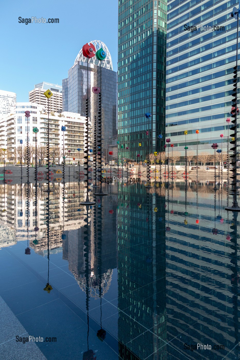 BASSIN TAKIS, OEUVRE D'ART MOUVANTE DEVANT LES TOURS ET LA GRANDE ARCHE, PARIS-LA DEFENSE, PARIS-LA DEFENSE, FRANCE 