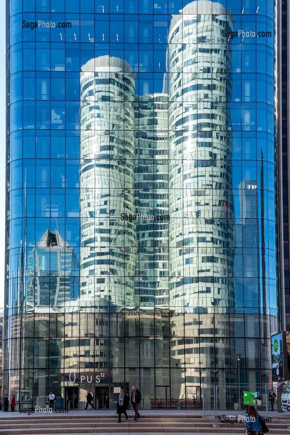 IMMEUBLE EN VERRE OPUS 12 AVEC LE REFLET DES TOURS DU COEUR DEFENSE, PARIS-LA DEFENSE, FRANCE 