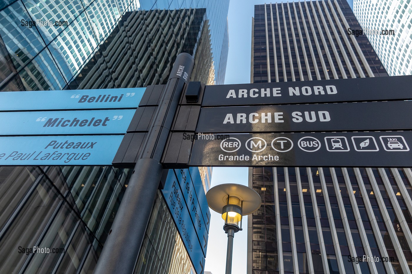 SIGNALETIQUE ARCHE NORD ET SUD, METRO GRANDE ARCHE, IMMEUBLES ET TOURS DE PARIS-LA DEFENSE, PUTEAUX, FRANCE 