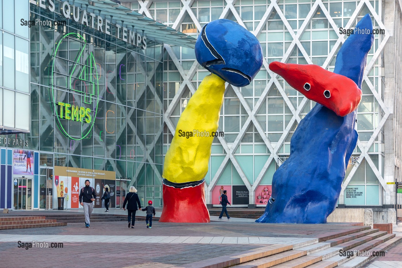 SCULPTURE LES PERSONNAGES FANTASTIQUES DE L'ARTISTE JOAN MIRO EN 1977 DEVANT LE CENTRE COMMERCIAL LES QUATRE TEMPS, PARIS-LA DEFENSE, PUTEAUX, FRANCE 