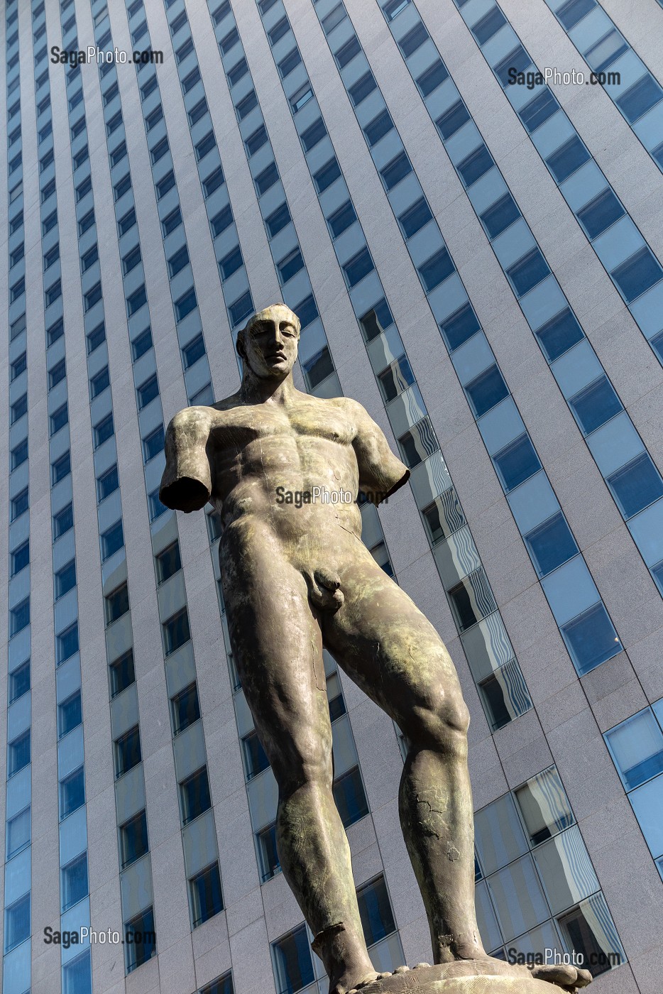 SCULPTURE ICARE DE L'ARTISTE IGOR MITORAJ 1999, POLE UNIVERSITAIRE LEONARD DE VINCI, PARIS-LA DEFENSE, COURBEVOIE, FRANCE 