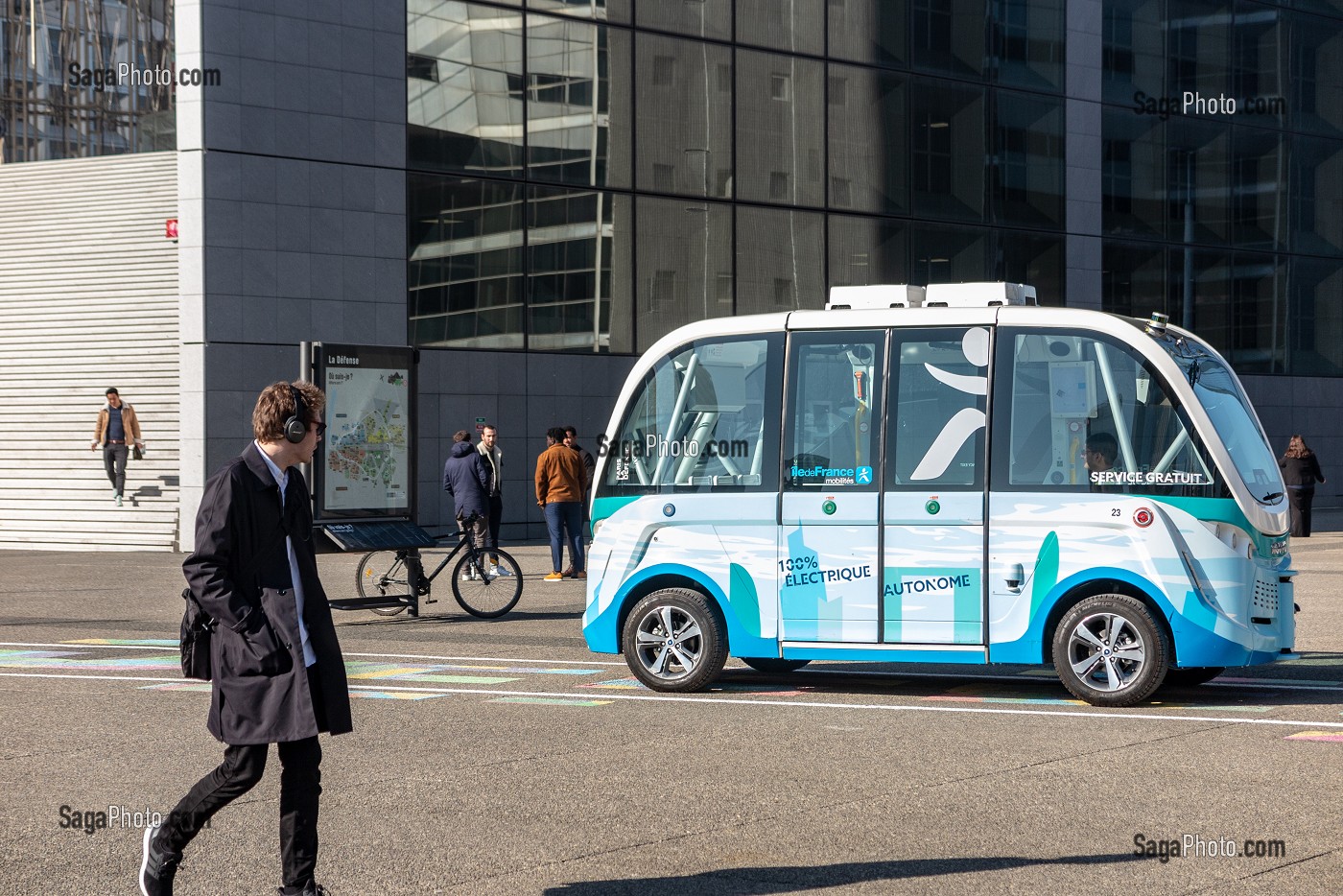 VEHICULE ELECTRIQUE AUTONOME, ILE-DE-FRANCE MOBILITES, SERVICE GRATUIT, PARIS-LA DEFENSE, COURBEVOIE, FRANCE 