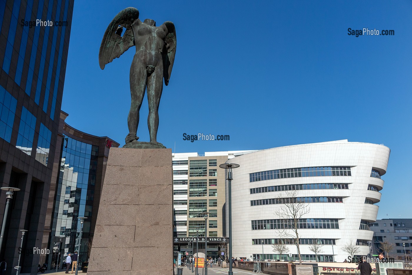 SCULPTURE IKARIA (ICARE) DE L'ARTISTE IGOR MITORAJ POLE UNIVERSITAIRE LEONARD DE VINCI, PARIS-LA DEFENSE, COURBEVOIE, FRANCE 