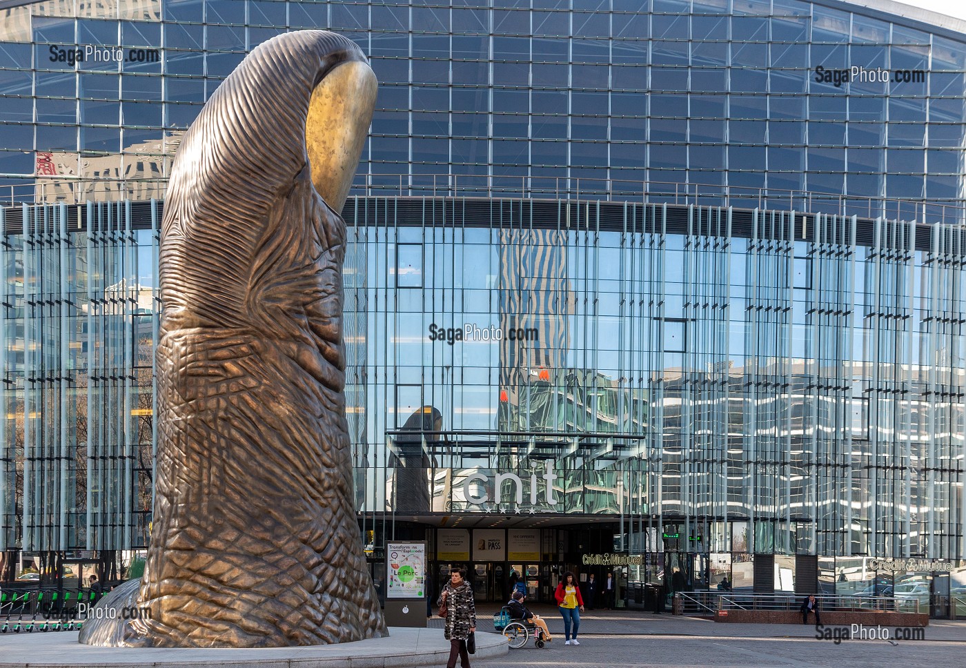 LE POUCE, SCULPTURE DE CESAR BALDACCINI, REPRODUCTION DE 12 METRES DE HAUT DE L'OEUVRE REALISE EN 1965, DEVANT LE CNIT DE PARIS-LA DEFENSE, PUTEAUX, FRANCE 