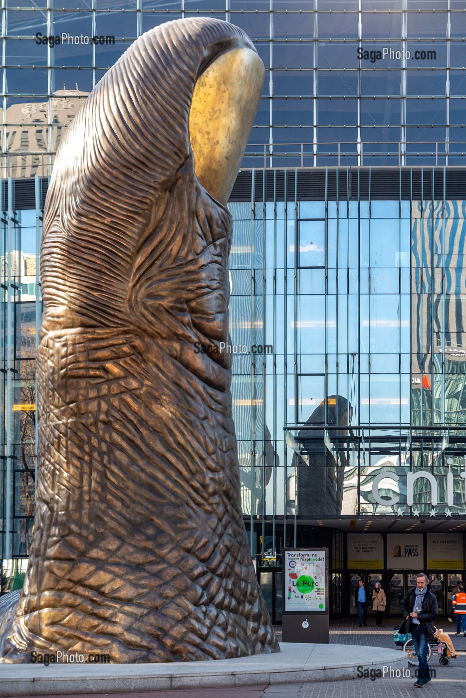 LE POUCE, SCULPTURE DE CESAR BALDACCINI, REPRODUCTION DE 12 METRES DE HAUT DE L'OEUVRE REALISE EN 1965, DEVANT LE CNIT DE PARIS-LA DEFENSE, PUTEAUX, FRANCE 