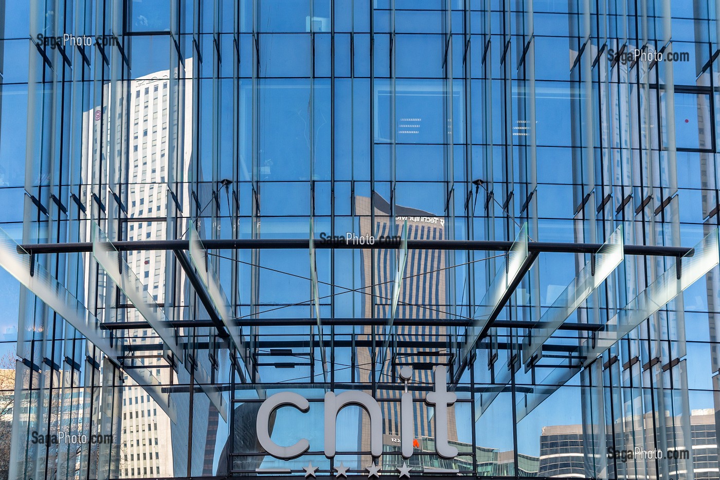 FACADE EN VERRE DU CNIT (CENTRE DES NOUVELLES INDUSTRIES ET TECHNOLOGIES), PARIS-LA DEFENSE, FRANCE 