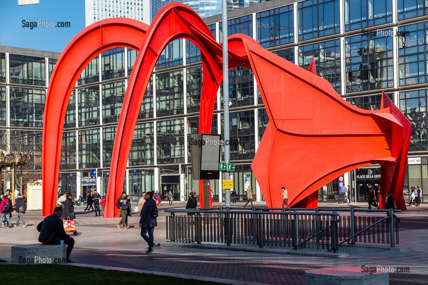 L'ARAIGNEE ROUGE, SCULPTURE D'ALEXANDER CALDER, PARIS-LA DEFENSE, FRANCE 