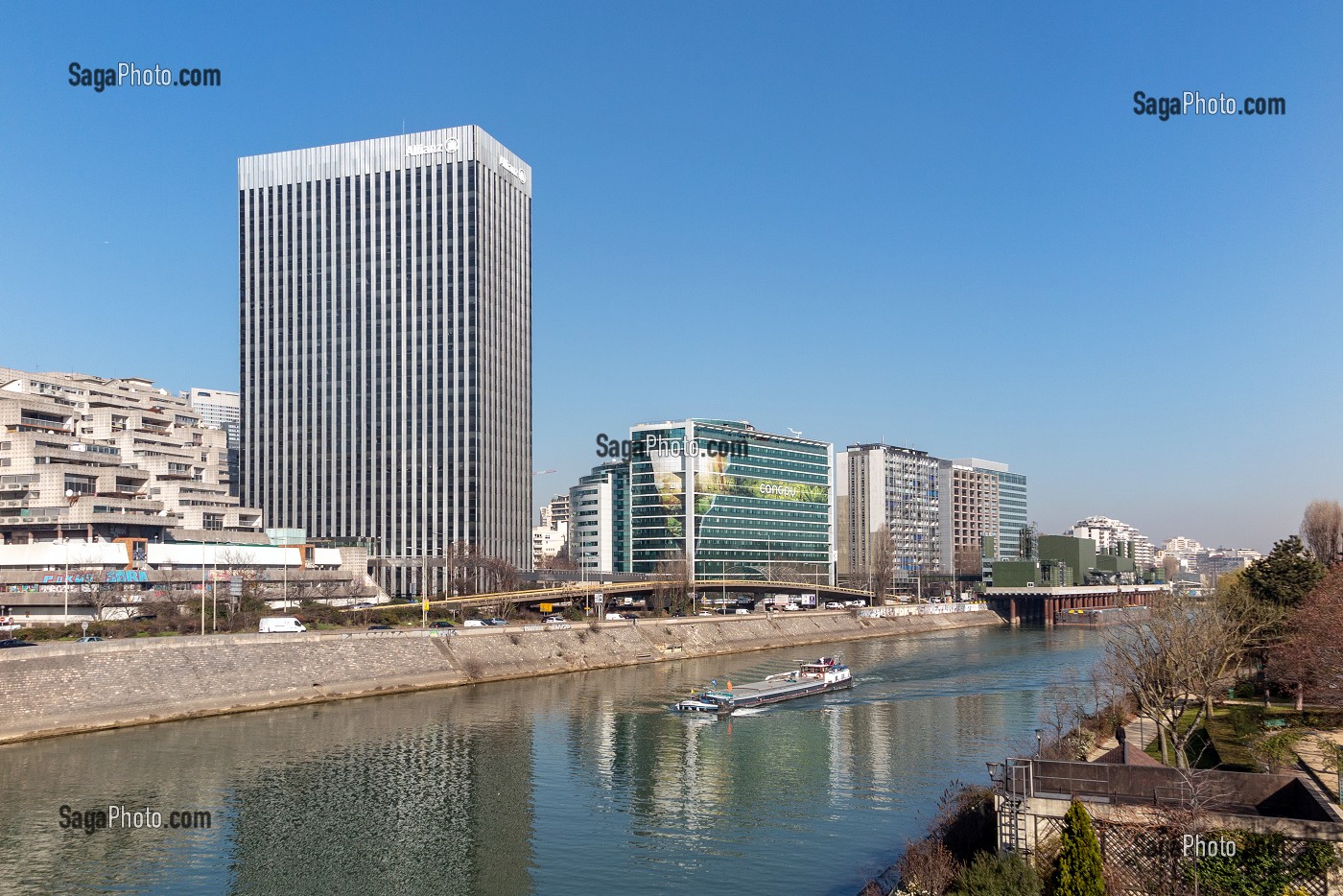 PENICHE SUR LA SEINE DEVANT LA TOUR ALLIANZ, PARIS-LA DEFENSE, COURBEVOIE, FRANCE 