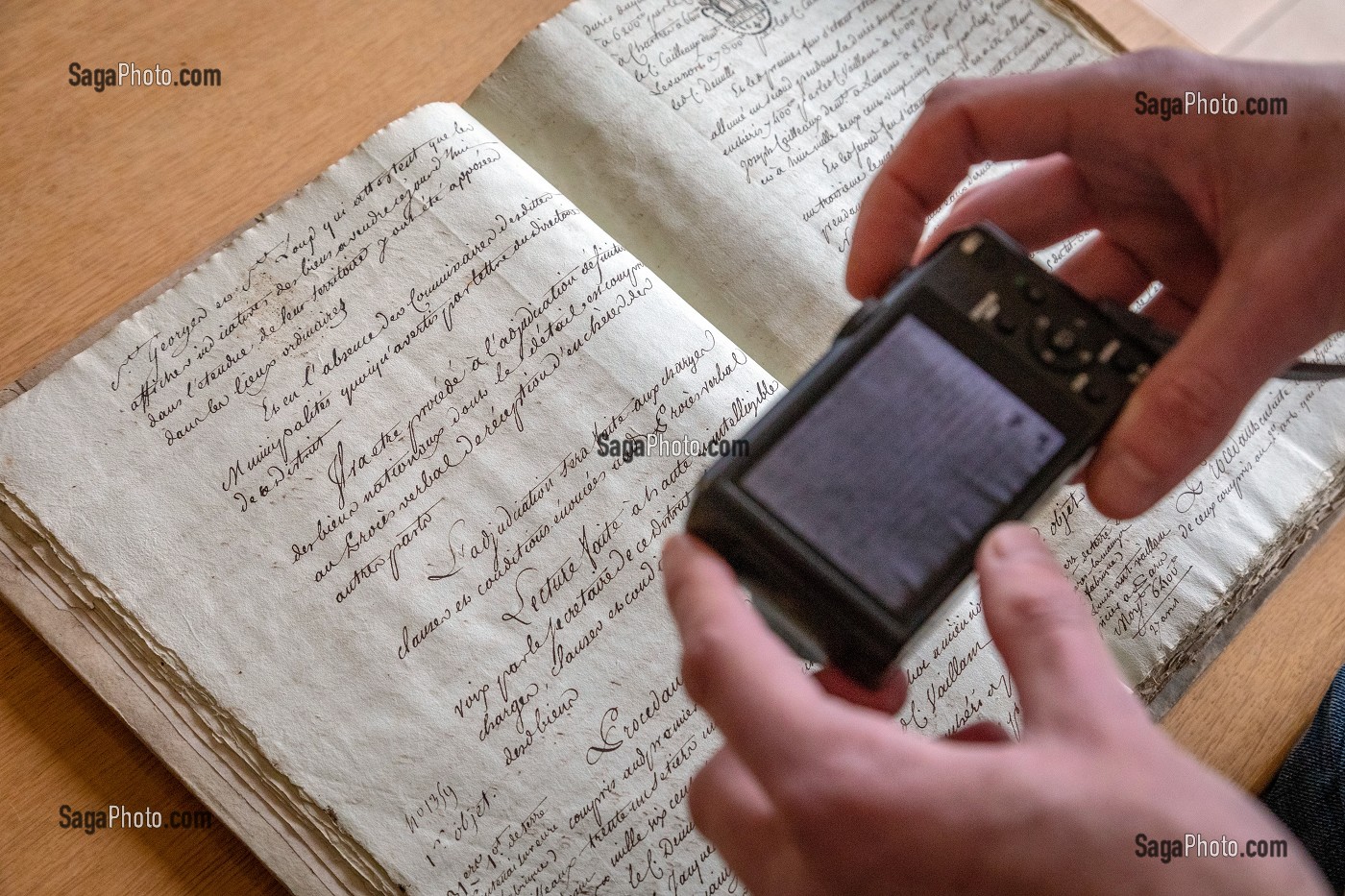 PHOTOGRAPHIE DES ANCIENS DOCUMENTS DE NOTAIRE, ARCHIVES DEPARTEMENTALES D'EURE-ET-LOIR, CHARTRES (28), FRANCE 