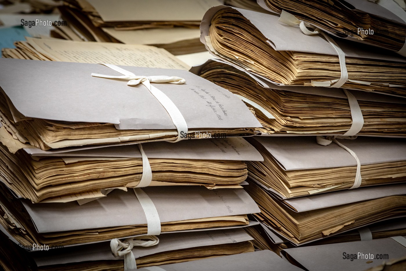 LA SALLE DE TRI DES DOCUMENTS ANCIENS, ARCHIVES DEPARTEMENTALES D'EURE-ET-LOIR, CHARTRES (28), FRANCE 