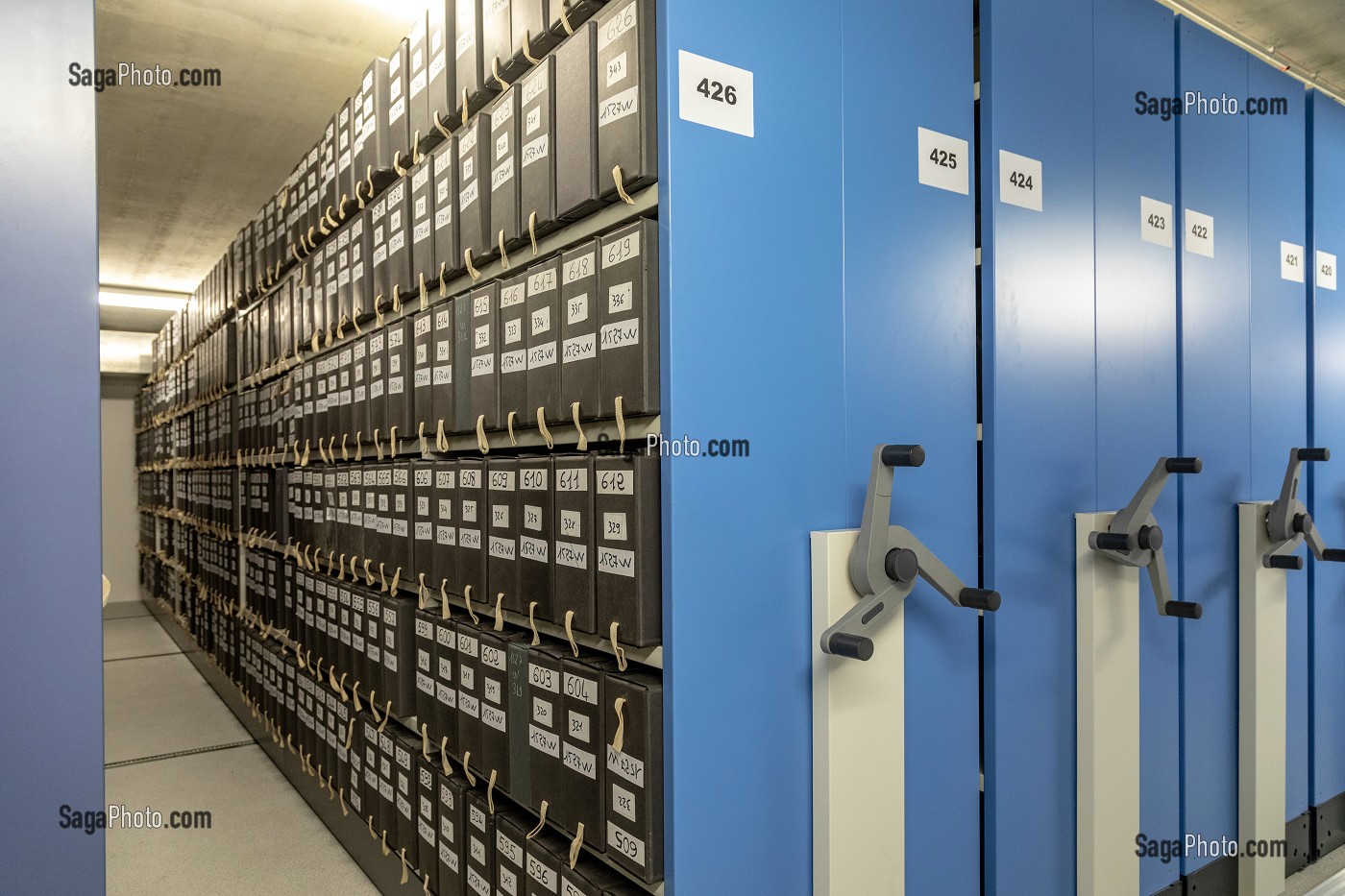 LES RAYONNAGES DE BOITES DE DOCUMENTS ANCIENS, ARCHIVES DEPARTEMENTALES D'EURE-ET-LOIR, CHARTRES (28), FRANCE 