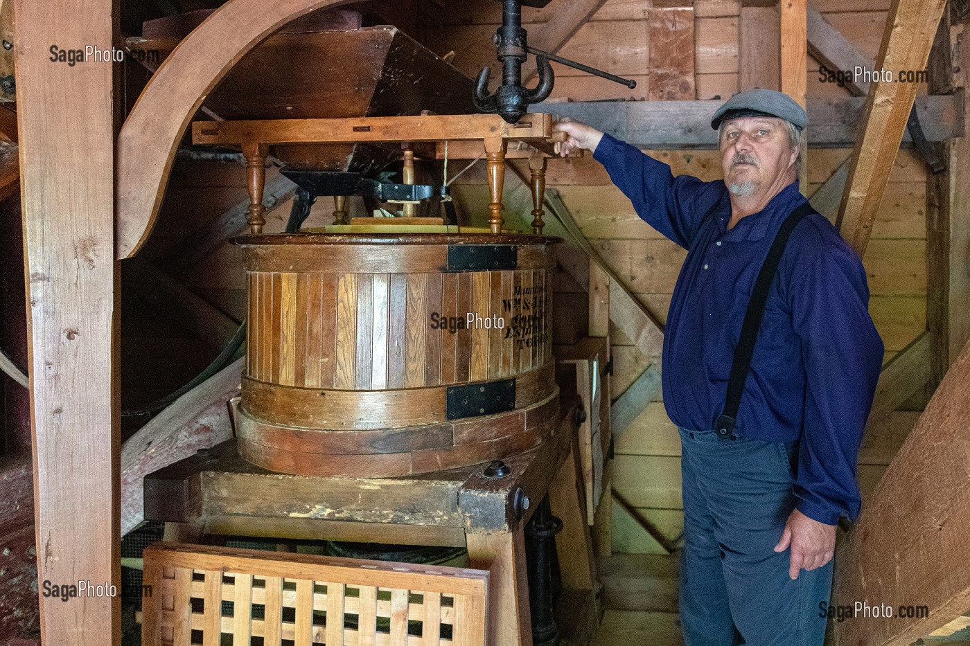 MEUNIER DEVANT SON MOULIN A BLE EN BOIS, KINGS LANDING, VILLAGE HISTORIQUE ANGLOPHONE, PAROISSE DE PRINCE-WILLIAM, FREDERICTON, NOUVEAU-BRUNSWICK, CANADA, AMERIQUE DU NORD 