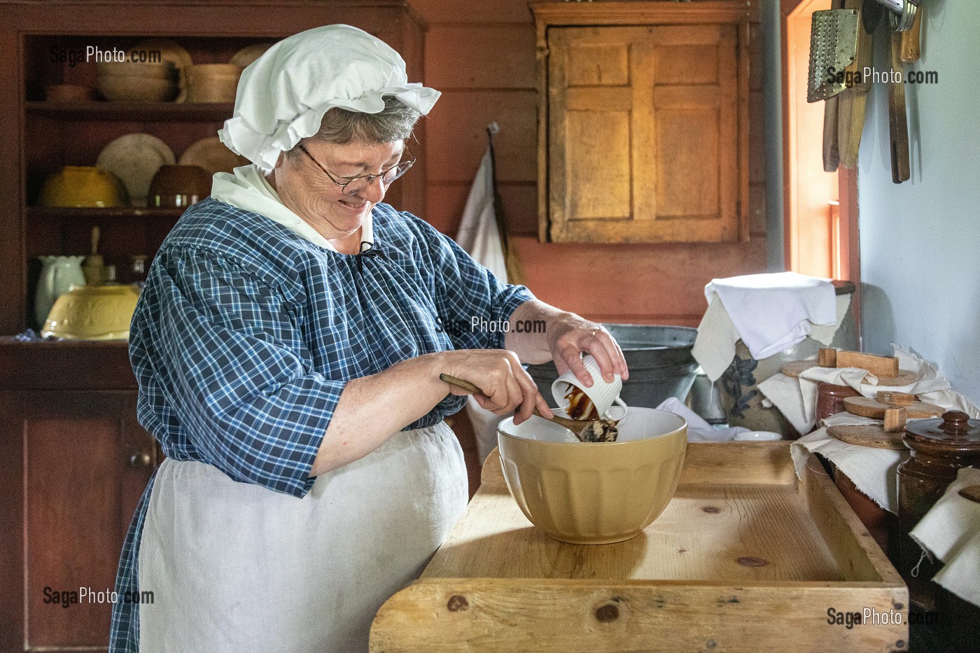 FEMME PREPARANT UN DESSERT AU CHOCOLAT, FERME LINT, KINGS LANDING, VILLAGE HISTORIQUE ANGLOPHONE, PAROISSE DE PRINCE-WILLIAM, FREDERICTON, NOUVEAU-BRUNSWICK, CANADA, AMERIQUE DU NORD 