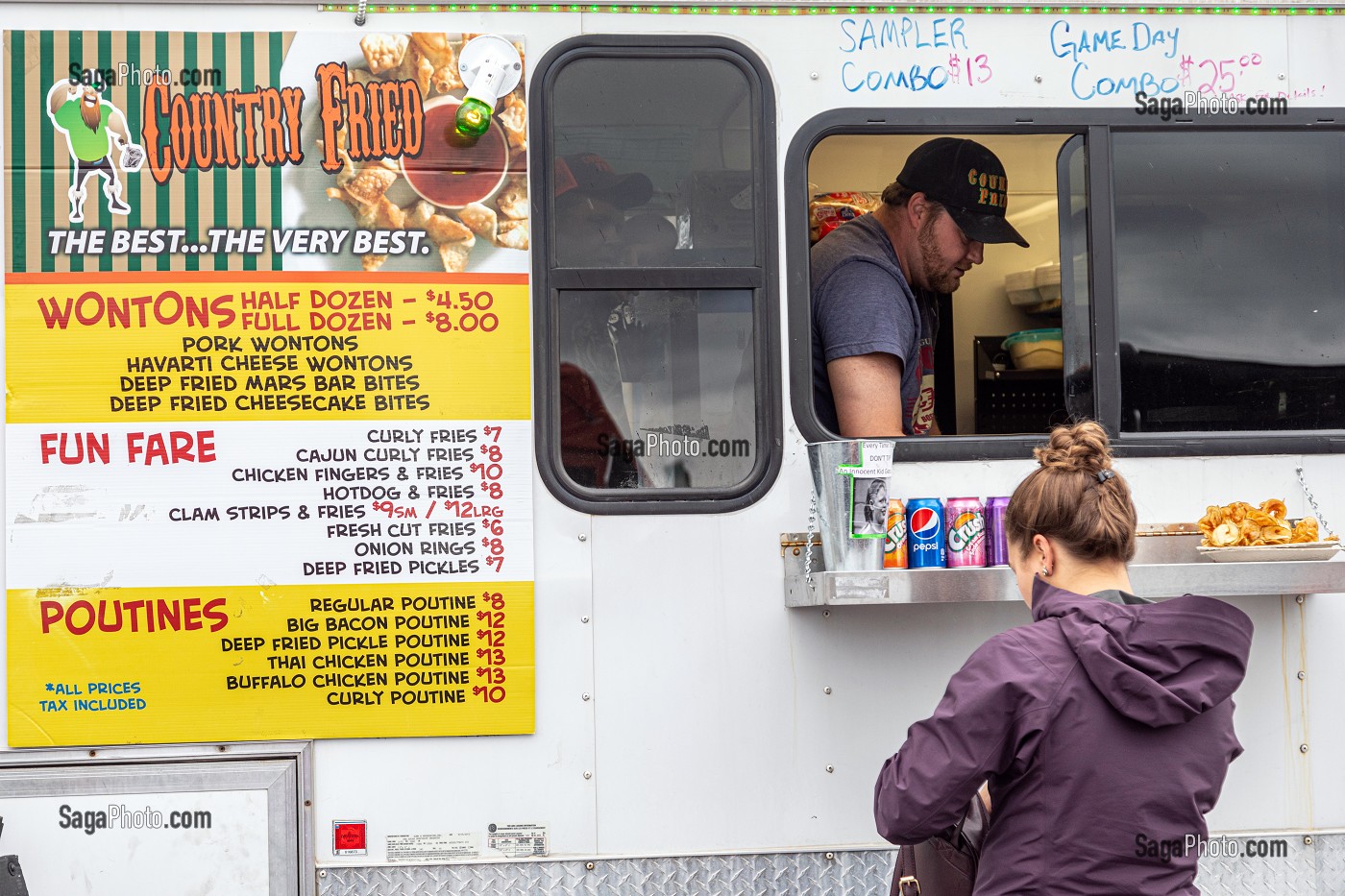 FOOD TRUCK DE POUTINES ET WONTONS, MARCHE DE FREDERICTON, NOUVEAU-BRUNSWICK, CANADA, AMERIQUE DU NORD 