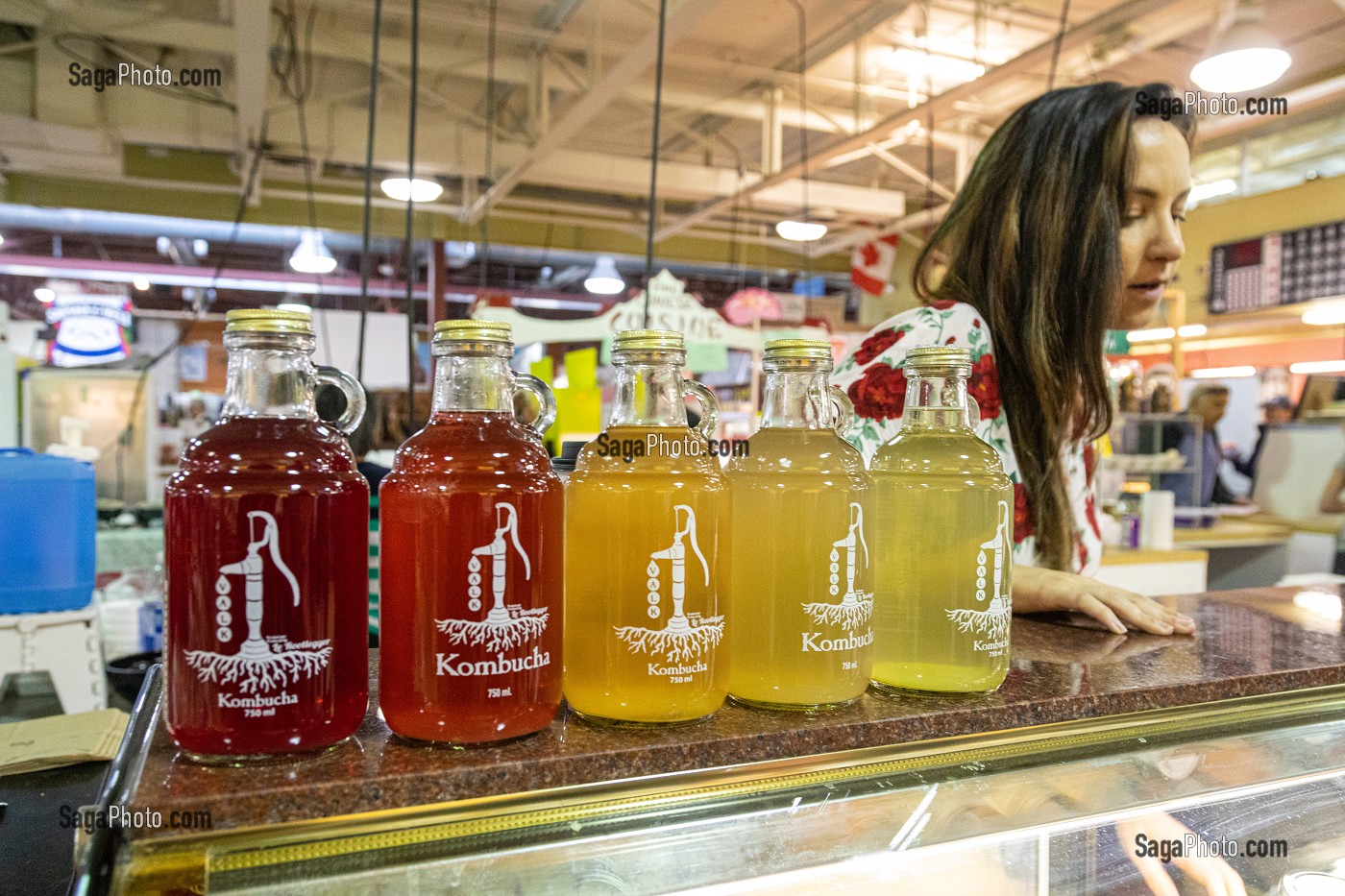 BOUTEILLES DE KOMBUCHA, BOISSON TRADITIONNELLE ACIDULEE ET PARFUMEE, MARCHE DE MONCTON, NOUVEAU-BRUNSWICK, CANADA, AMERIQUE DU NORD 