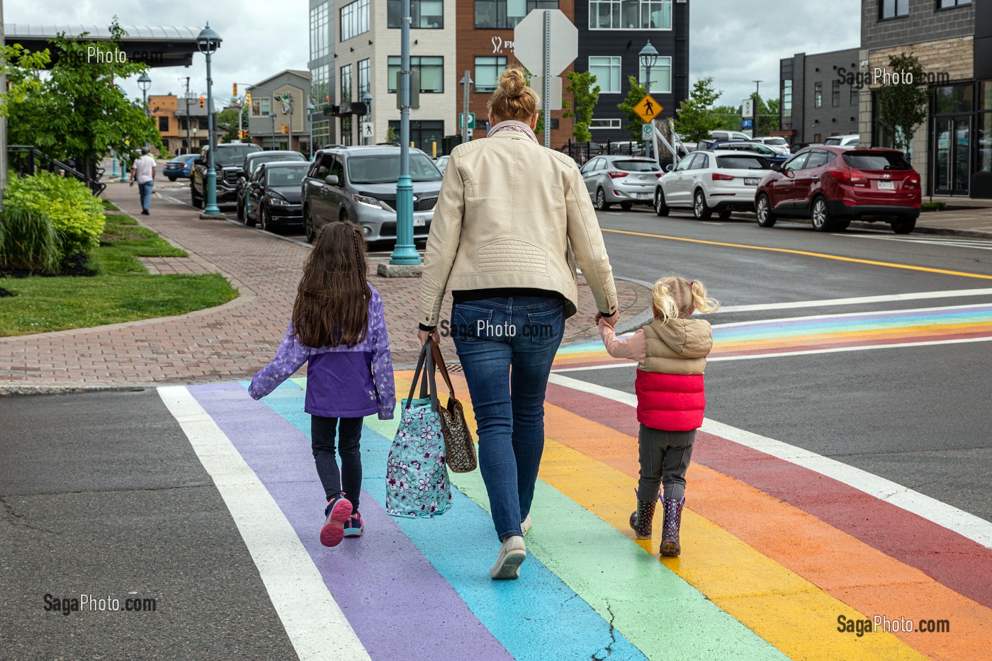 PASSAGE PIETONS AUX COULEURS DE L'ARC-EN-CIEL EN RECONNAISSANCE A LA COMMUNAUTE HOMOSEXUELLE, MONCTON, NOUVEAU-BRUNSWICK, CANADA, AMERIQUE DU NORD 