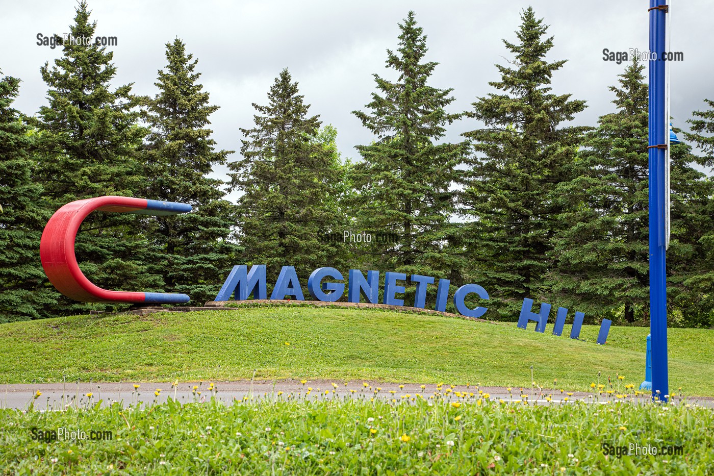 MAGNETIC HILL, COLLINE MAGNETIQUE CREE PAS UNE ILLUSION D'OPTIQUE QUI DONNE L'IMPRESSION DE REMONTER UNE COTE EN MARCHE ARRIERE, MONCTON, NOUVEAU-BRUNSWICK, CANADA, AMERIQUE DU NORD 