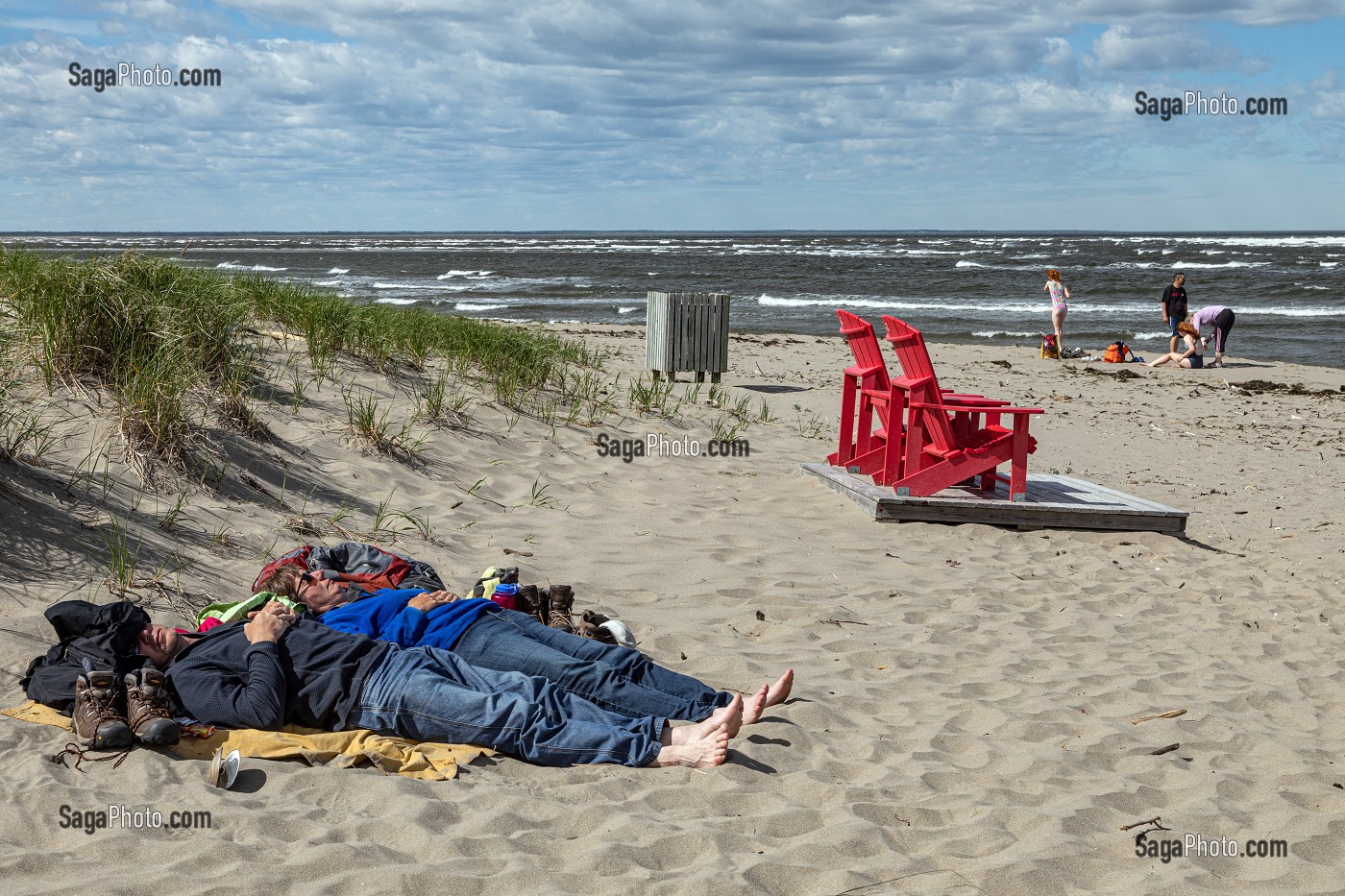 FAUTEUIL DE PLAGE ROUGE SUR LA PLAGE DE LA LAGUNE SAINT-LOUIS, PARC NATIONAL DE KOUCHIBOUGUAC, NOUVEAU-BRUNSWICK, CANADA, AMERIQUE DU NORD 