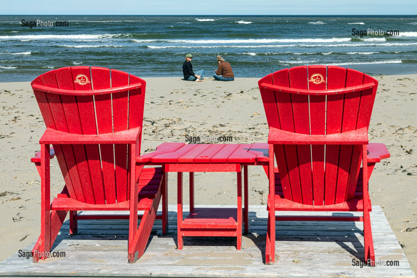 FAUTEUIL DE PLAGE ROUGE SUR LA PLAGE DE LA LAGUNE SAINT-LOUIS, PARC NATIONAL DE KOUCHIBOUGUAC, NOUVEAU-BRUNSWICK, CANADA, AMERIQUE DU NORD 