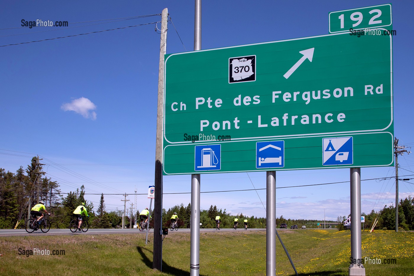 VELOS SOUS LE PANNEAU DE LA ROUTE 370 POINTE DES FERGUSON, PONT-LAFRANCE, TRACADIE-SHEILA, NOUVEAU-BRUNSWICK, CANADA, AMERIQUE DU NORD 