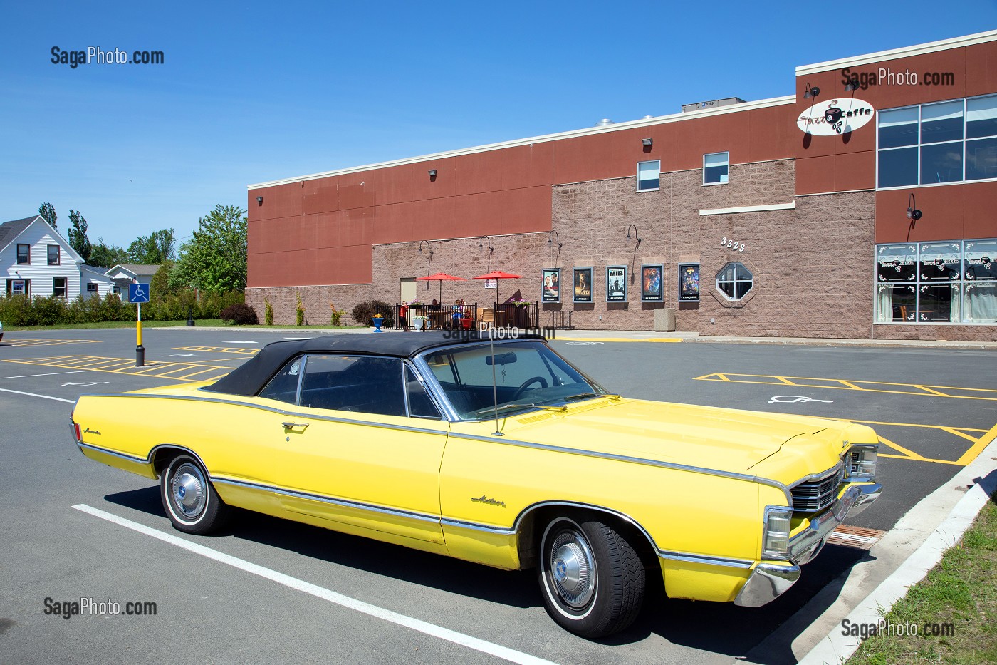 VOITURE MERCURY METEOR JAUNE DEVANT LE JAZZ A CAFFE (SALLE DE CINEMA), TRACADIE-SHEILA, NOUVEAU-BRUNSWICK, CANADA, AMERIQUE DU NORD 